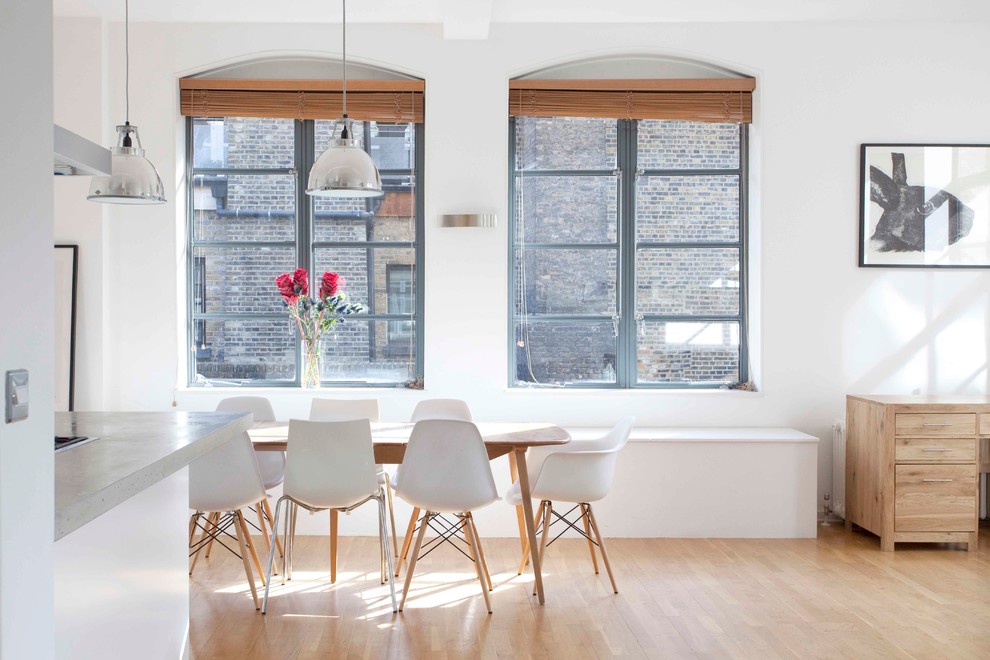 Свежая идея для дизайна: кухня-столовая среднего размера в скандинавском стиле с белыми стенами без камина - отличное фото интерьера