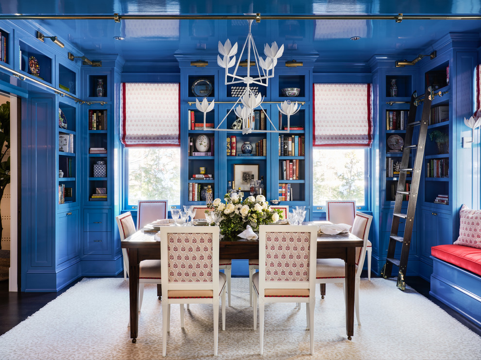 На фото: столовая в классическом стиле с синими стенами, темным паркетным полом и коричневым полом с