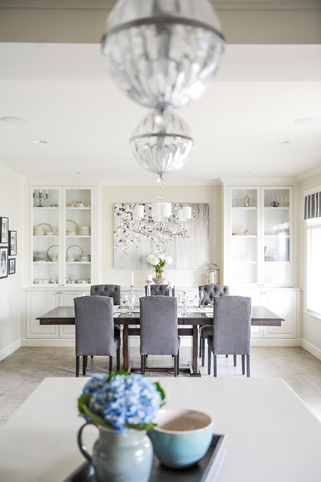 Foto di una sala da pranzo aperta verso la cucina chic di medie dimensioni con pareti beige e pavimento in gres porcellanato