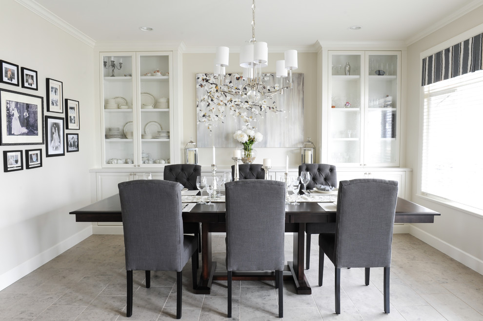 Aménagement d'une salle à manger ouverte sur la cuisine classique de taille moyenne avec un mur beige et un sol en carrelage de porcelaine.