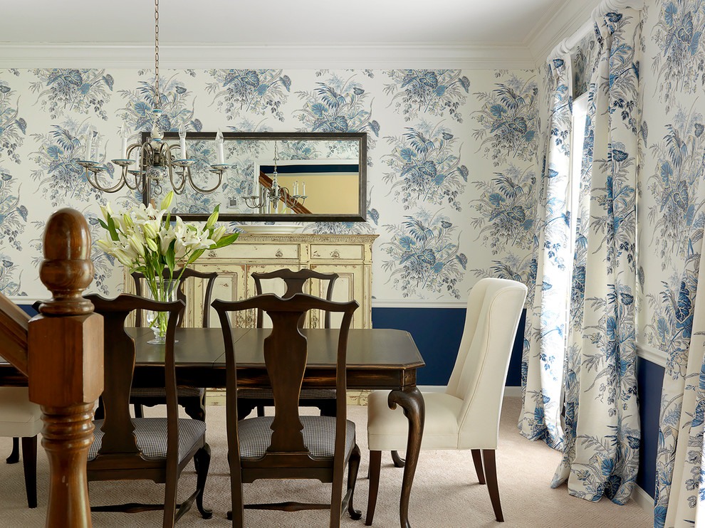 На фото: отдельная столовая среднего размера в классическом стиле с синими стенами и ковровым покрытием без камина