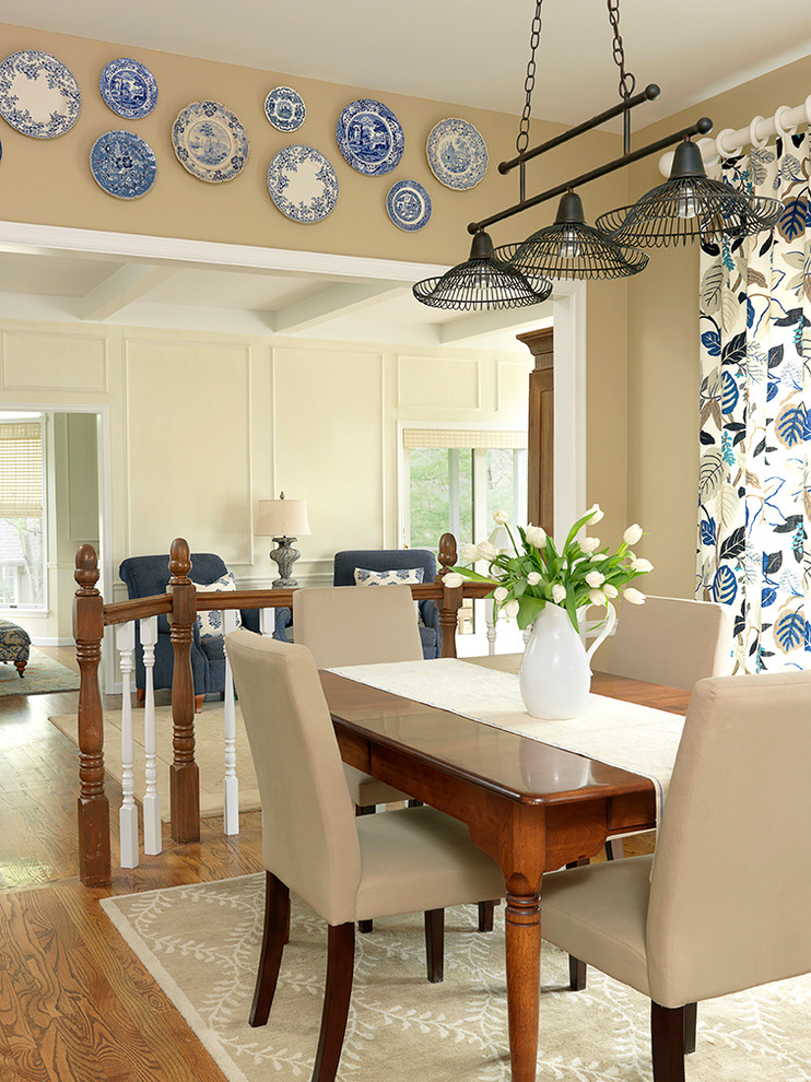 Foto di una sala da pranzo aperta verso la cucina classica di medie dimensioni con pareti beige, pavimento in legno massello medio e nessun camino