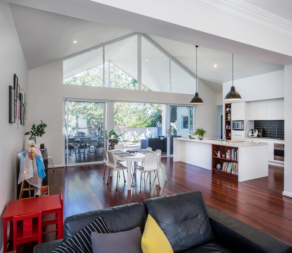 Offenes Modernes Esszimmer mit weißer Wandfarbe, braunem Holzboden und braunem Boden in Perth