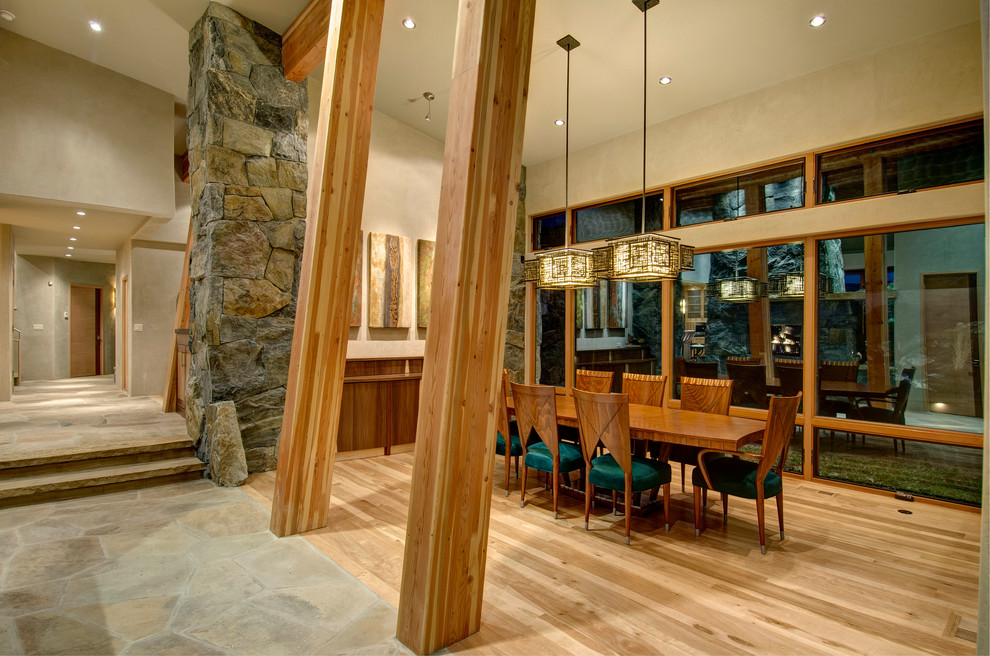 Idee per una sala da pranzo minimal con pareti beige e pavimento in legno massello medio