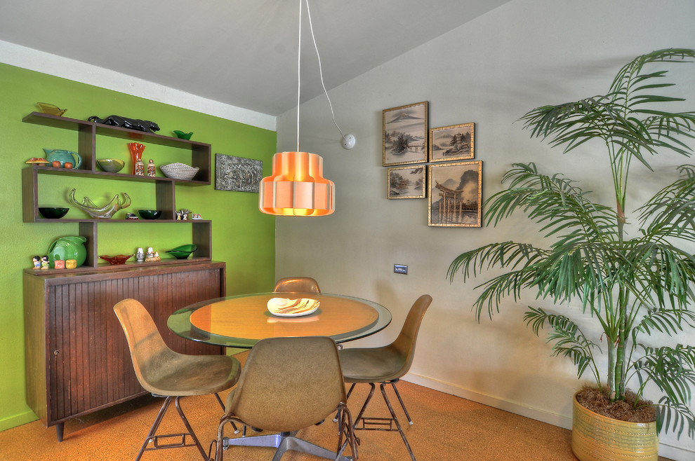 Inspiration pour une salle à manger ouverte sur la cuisine vintage de taille moyenne avec un mur vert.