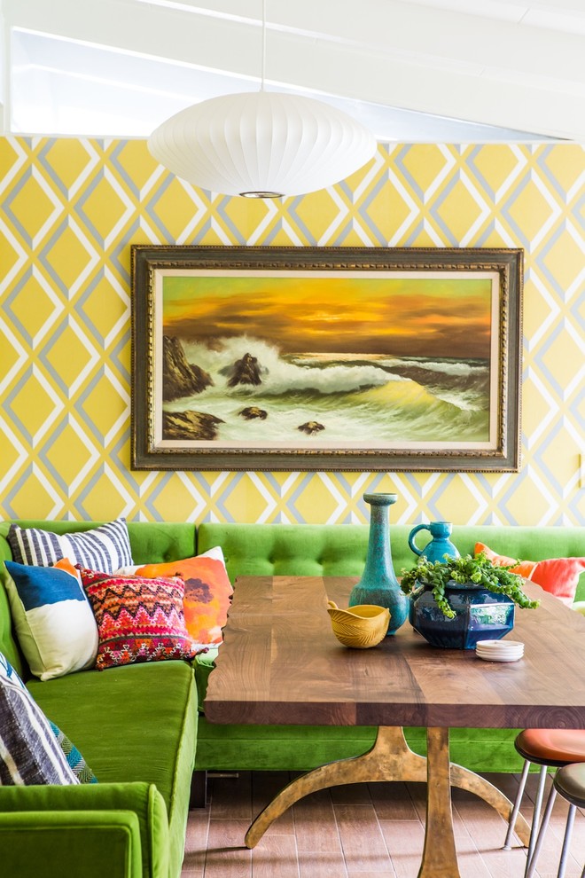 Ispirazione per una sala da pranzo aperta verso la cucina minimalista con pareti multicolore