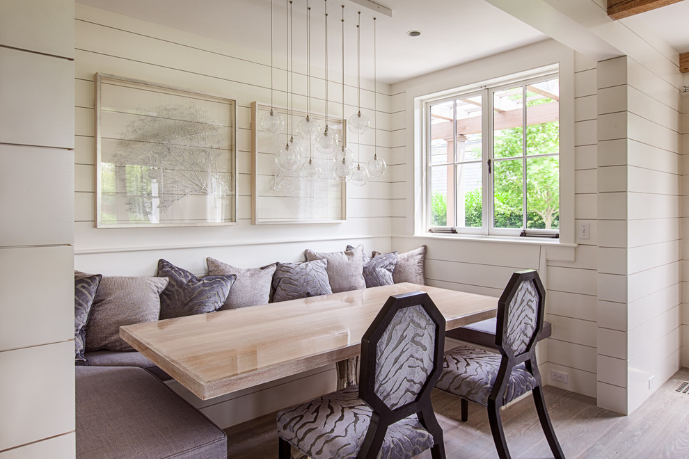 Idee per una sala da pranzo aperta verso il soggiorno stile marinaro di medie dimensioni con pareti bianche e parquet chiaro