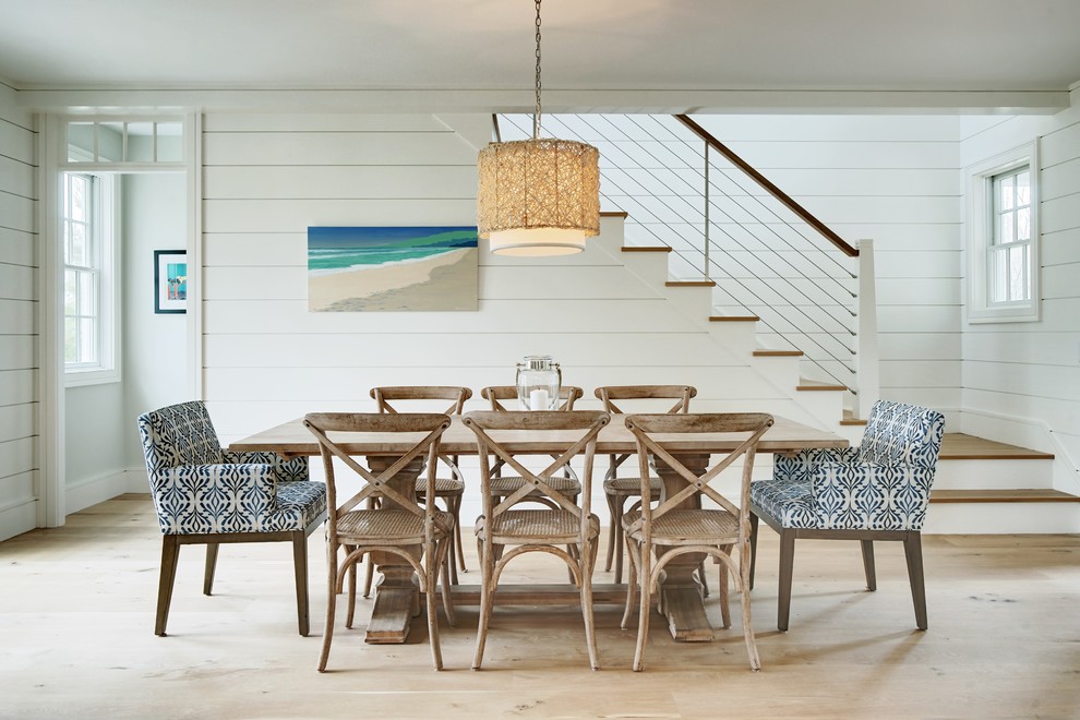 Esempio di una sala da pranzo stile marinaro con pareti bianche, parquet chiaro e pavimento beige