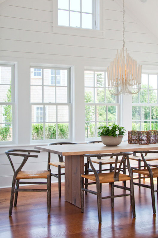 Inspiration pour une salle à manger chalet de taille moyenne avec un mur blanc et un sol en bois brun.