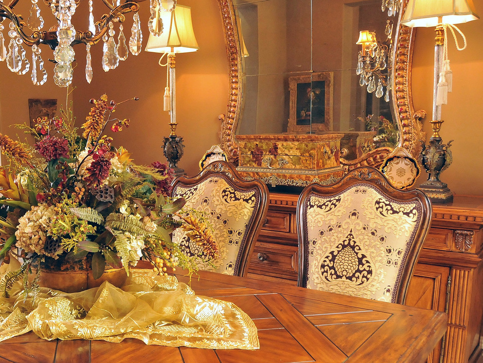 Idée de décoration pour une salle à manger victorienne fermée et de taille moyenne avec un mur beige, parquet foncé, aucune cheminée et un sol marron.