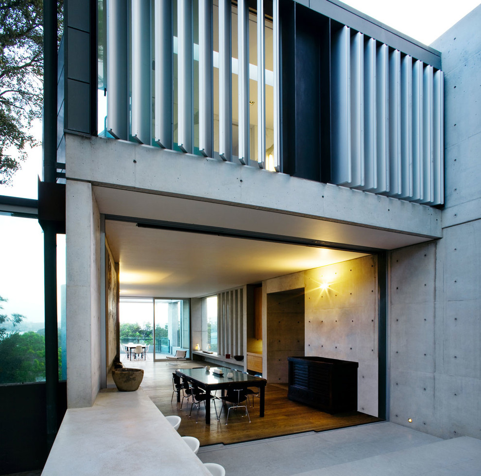 Große Moderne Wohnküche mit braunem Holzboden in Sydney