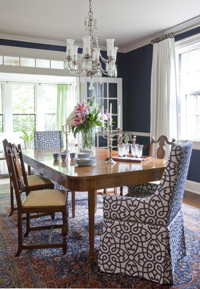 Стильный дизайн: столовая в классическом стиле с синими стенами - последний тренд