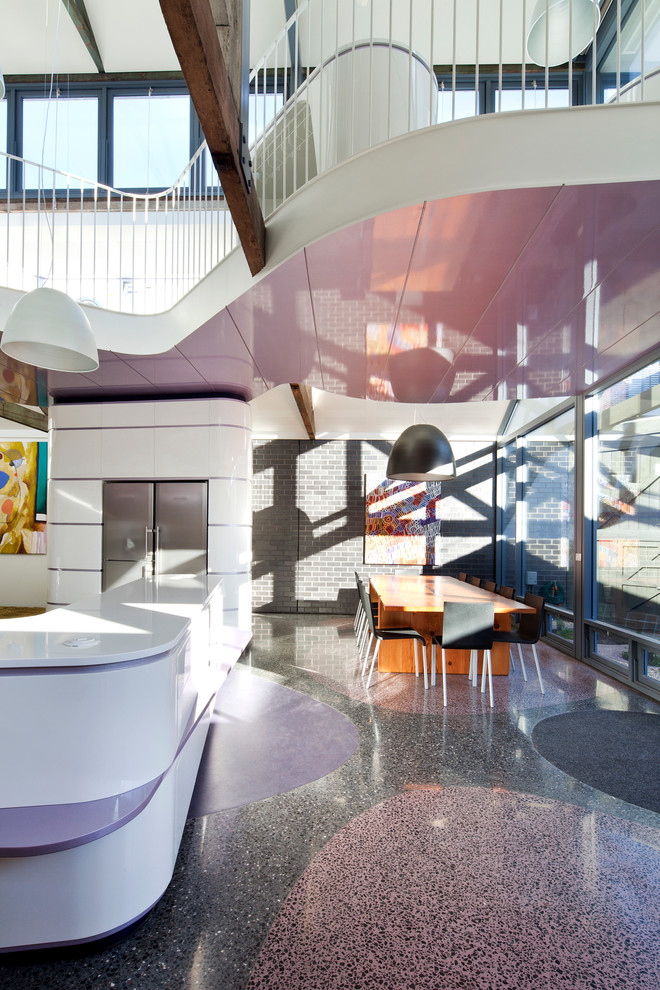 Große Moderne Wohnküche mit weißer Wandfarbe und Betonboden in Melbourne