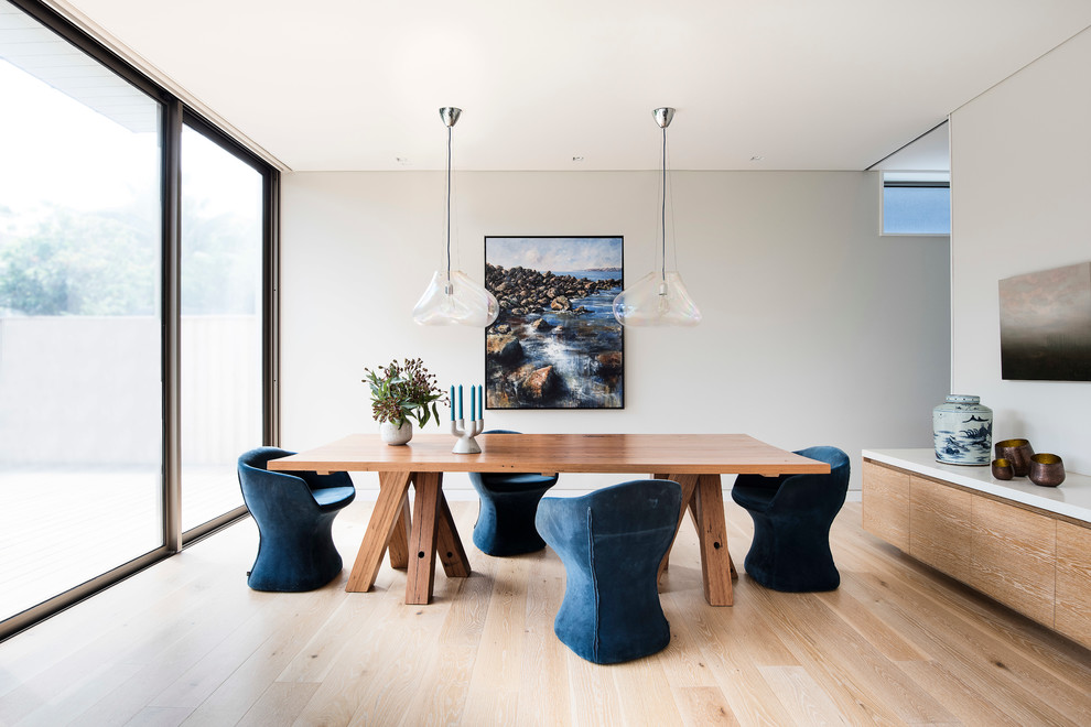 Modernes Esszimmer ohne Kamin mit beiger Wandfarbe und hellem Holzboden in Sydney