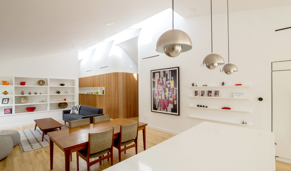 Immagine di una piccola sala da pranzo aperta verso il soggiorno design con pareti bianche, parquet chiaro e pavimento beige