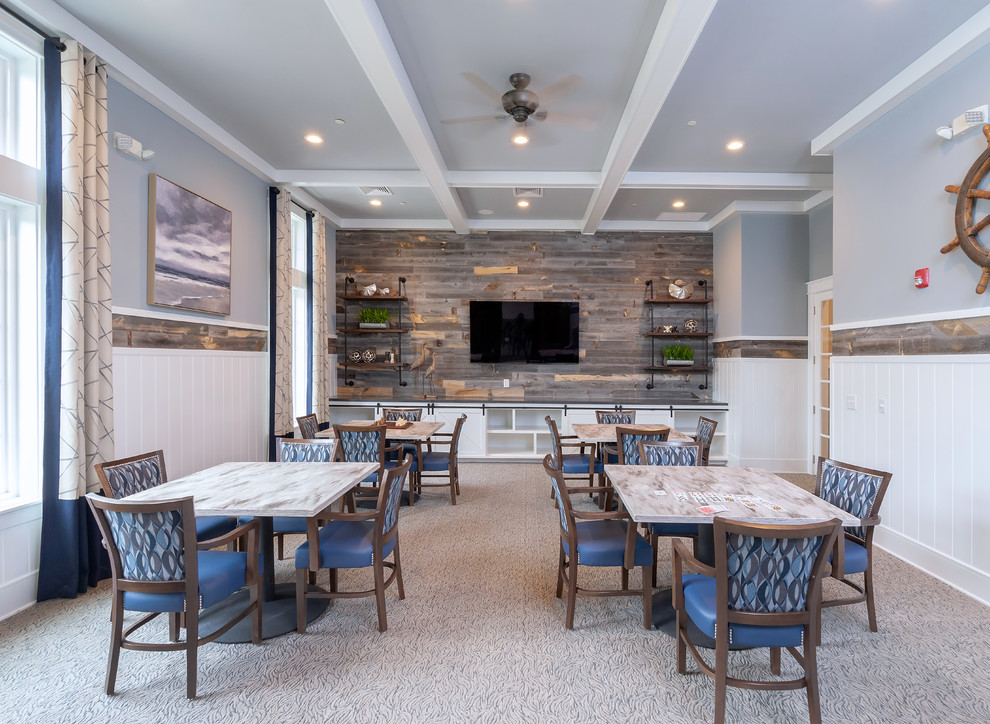 Inspiration pour une très grande salle à manger chalet avec un mur bleu, moquette et un sol gris.