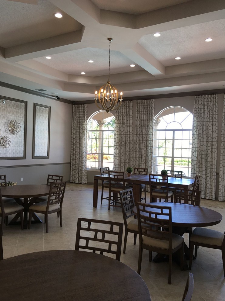 Immagine di una sala da pranzo aperta verso il soggiorno chic di medie dimensioni con pareti beige, pavimento in marmo, nessun camino e pavimento bianco