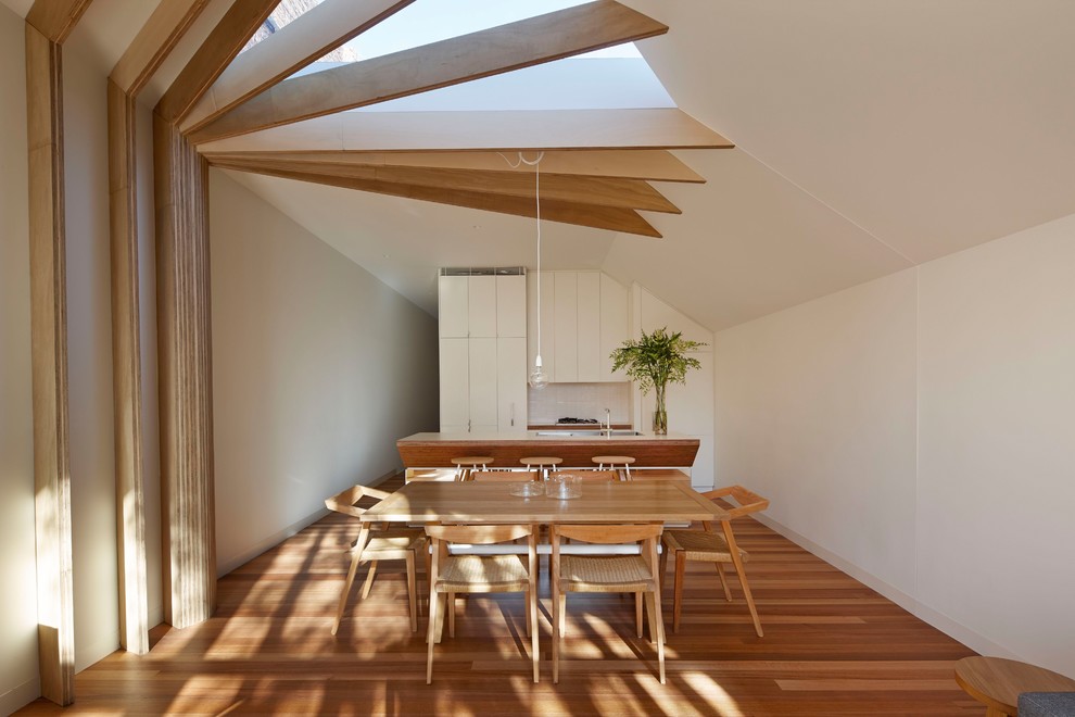 Imagen de comedor de cocina contemporáneo de tamaño medio con suelo de madera en tonos medios, suelo marrón y paredes blancas