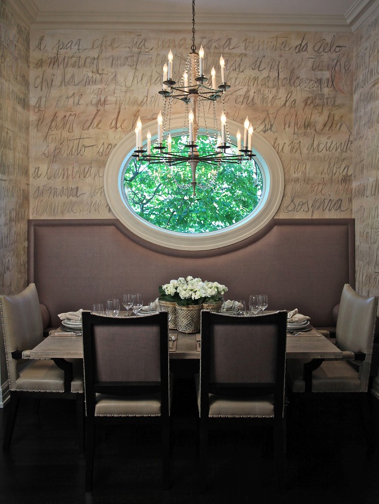 Inspiration pour une grande salle à manger design avec un mur multicolore, parquet foncé et aucune cheminée.