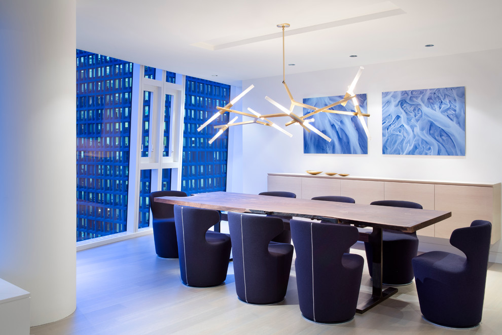 Esempio di una sala da pranzo minimalista di medie dimensioni con pareti bianche e parquet chiaro