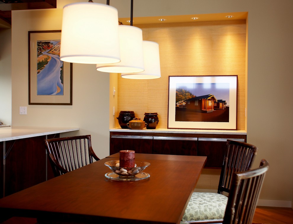Inspiration pour une salle à manger ouverte sur la cuisine minimaliste de taille moyenne avec un mur blanc, parquet clair, un sol marron, un plafond en bois et du papier peint.
