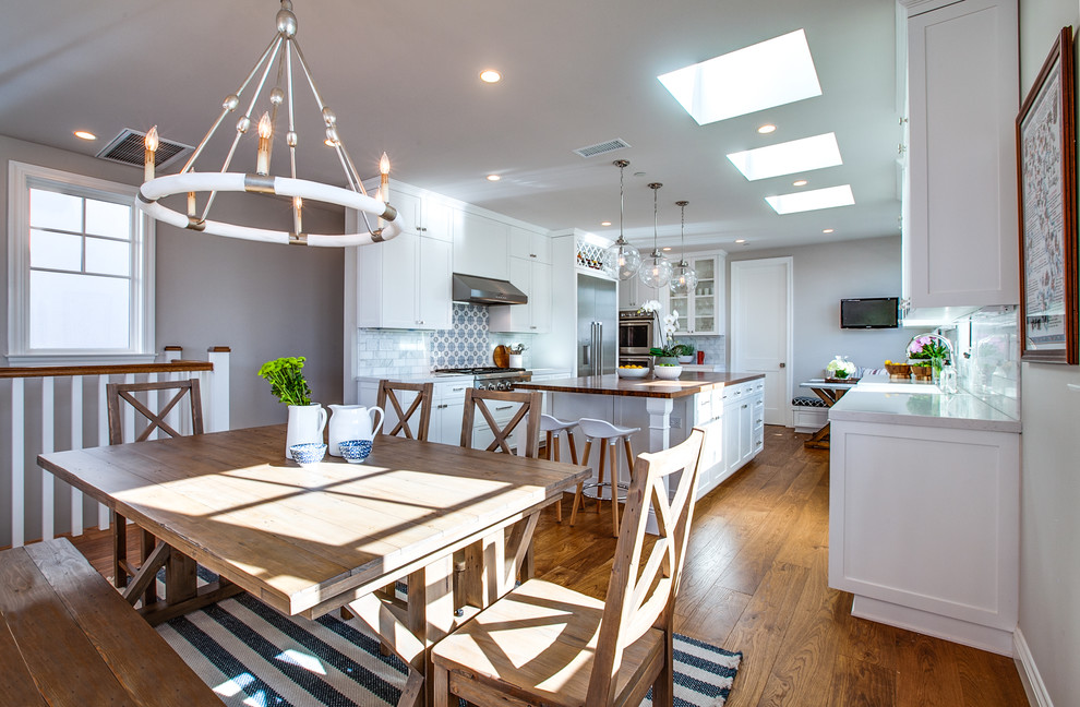 Свежая идея для дизайна: кухня-столовая в морском стиле с паркетным полом среднего тона, серыми стенами и коричневым полом - отличное фото интерьера