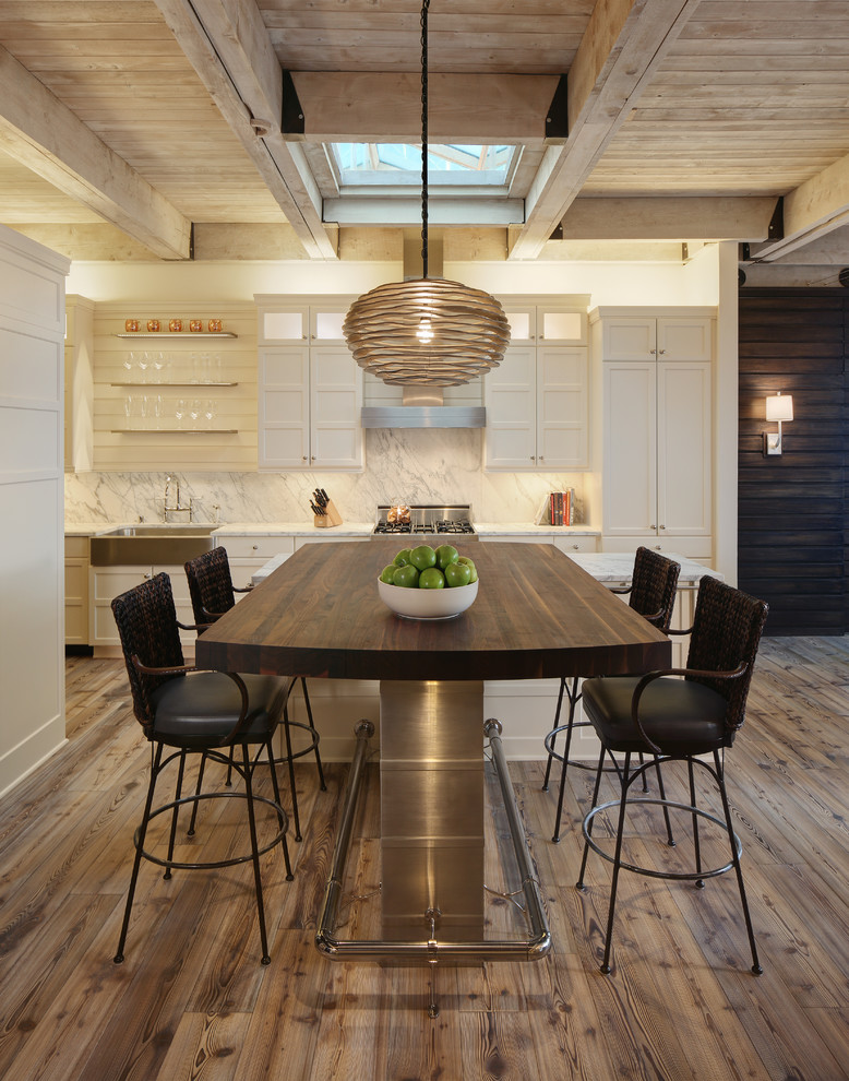 Idee per una sala da pranzo aperta verso la cucina stile marinaro con pareti bianche, pavimento in legno massello medio e pavimento marrone