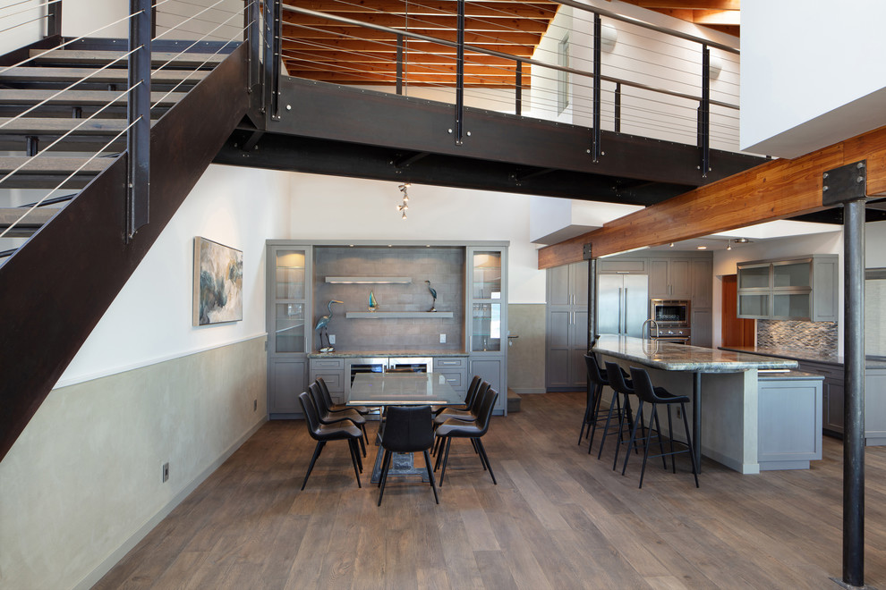 Offenes, Mittelgroßes Modernes Esszimmer ohne Kamin mit beiger Wandfarbe, dunklem Holzboden und braunem Boden in San Luis Obispo
