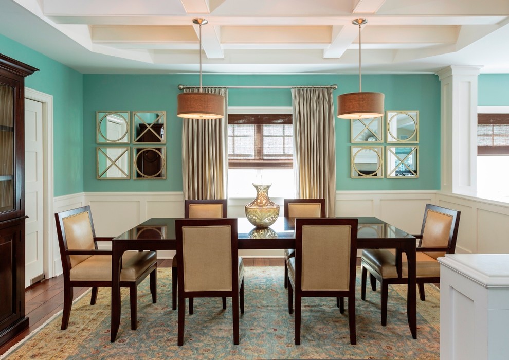 Idee per una sala da pranzo costiera chiusa con pareti blu