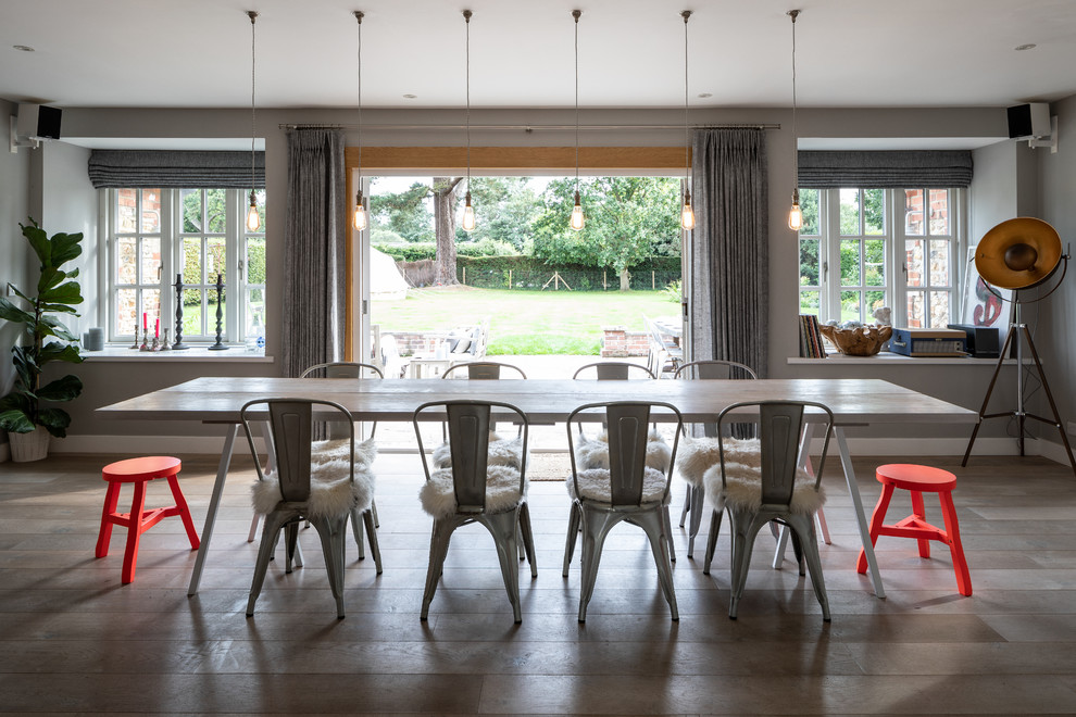 Esempio di una sala da pranzo costiera con pareti grigie, pavimento in legno massello medio e pavimento marrone