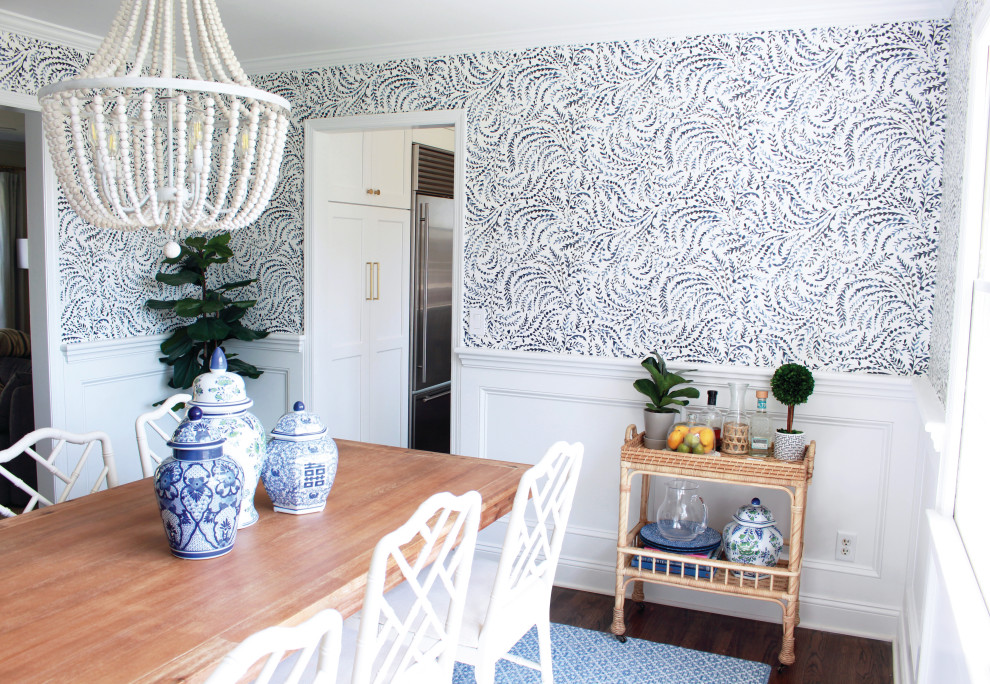 Ispirazione per una sala da pranzo stile marino con pareti blu, pavimento in legno massello medio, pavimento marrone e pareti in legno