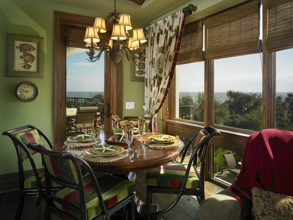 Inspiration pour une salle à manger ouverte sur la cuisine ethnique de taille moyenne avec un mur vert et un sol en bois brun.