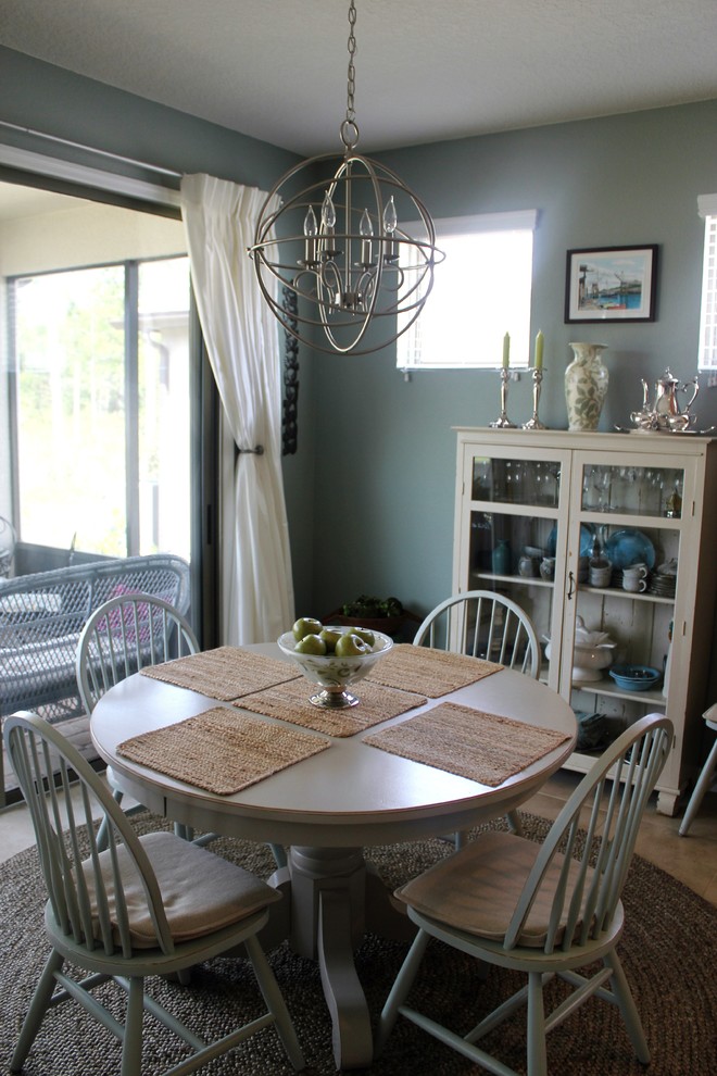 Idée de décoration pour une petite salle à manger ouverte sur la cuisine marine avec un mur vert et un sol en carrelage de porcelaine.