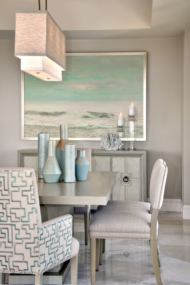 Пример оригинального дизайна: столовая в стиле неоклассика (современная классика) с серыми стенами и полом из керамической плитки