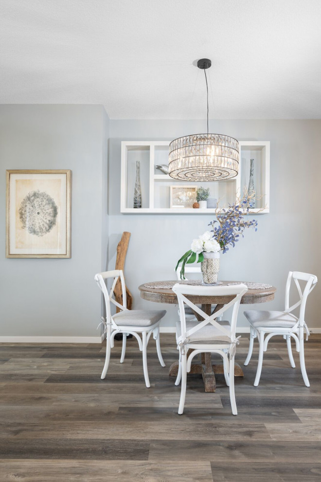 Свежая идея для дизайна: маленькая гостиная-столовая в морском стиле с серыми стенами и коричневым полом для на участке и в саду - отличное фото интерьера