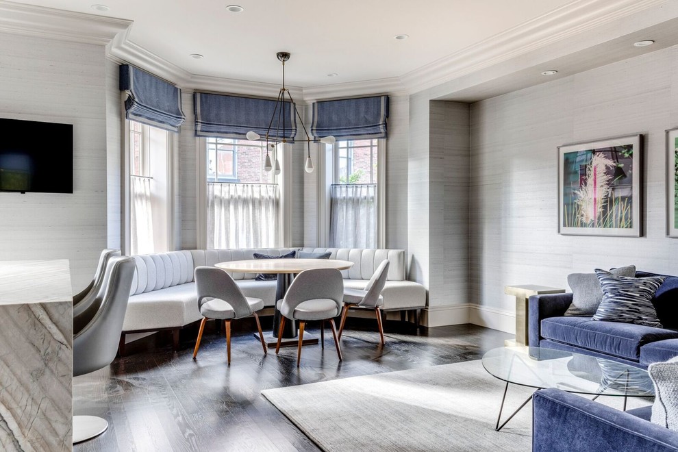 Esempio di una sala da pranzo aperta verso il soggiorno classica con pareti grigie, parquet scuro e pavimento marrone