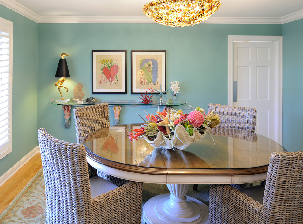 Esempio di una sala da pranzo stile marinaro chiusa e di medie dimensioni con pareti blu e parquet chiaro