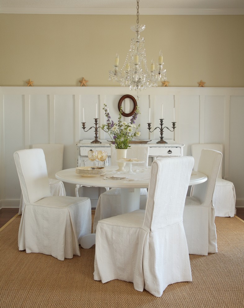 Aménagement d'une salle à manger romantique fermée et de taille moyenne avec un mur beige, parquet foncé, aucune cheminée et un sol marron.