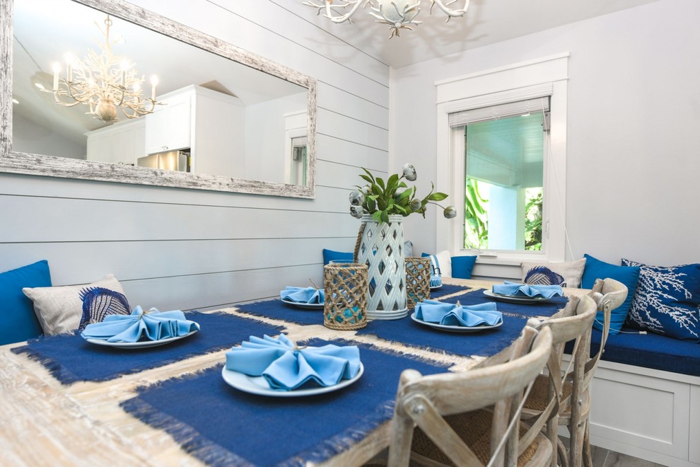 Стильный дизайн: кухня-столовая в морском стиле с синими стенами, полом из керамогранита и серым полом - последний тренд