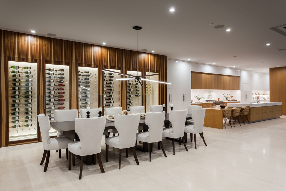 Immagine di una grande sala da pranzo aperta verso la cucina contemporanea con pareti multicolore, pavimento in marmo e pavimento bianco