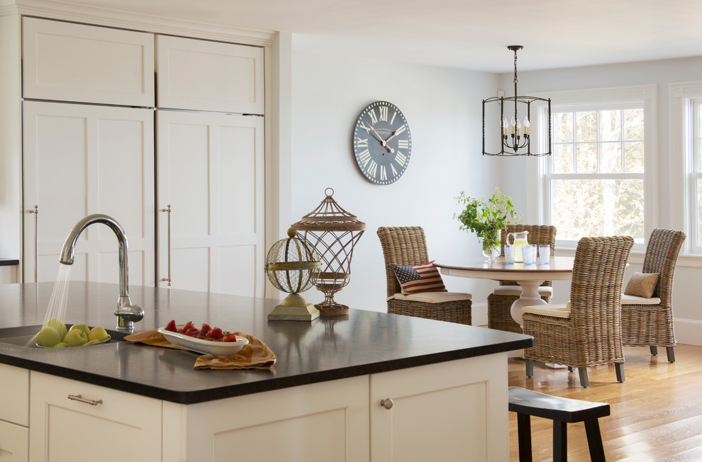 Стильный дизайн: большая кухня-столовая в классическом стиле с светлым паркетным полом и белыми стенами - последний тренд