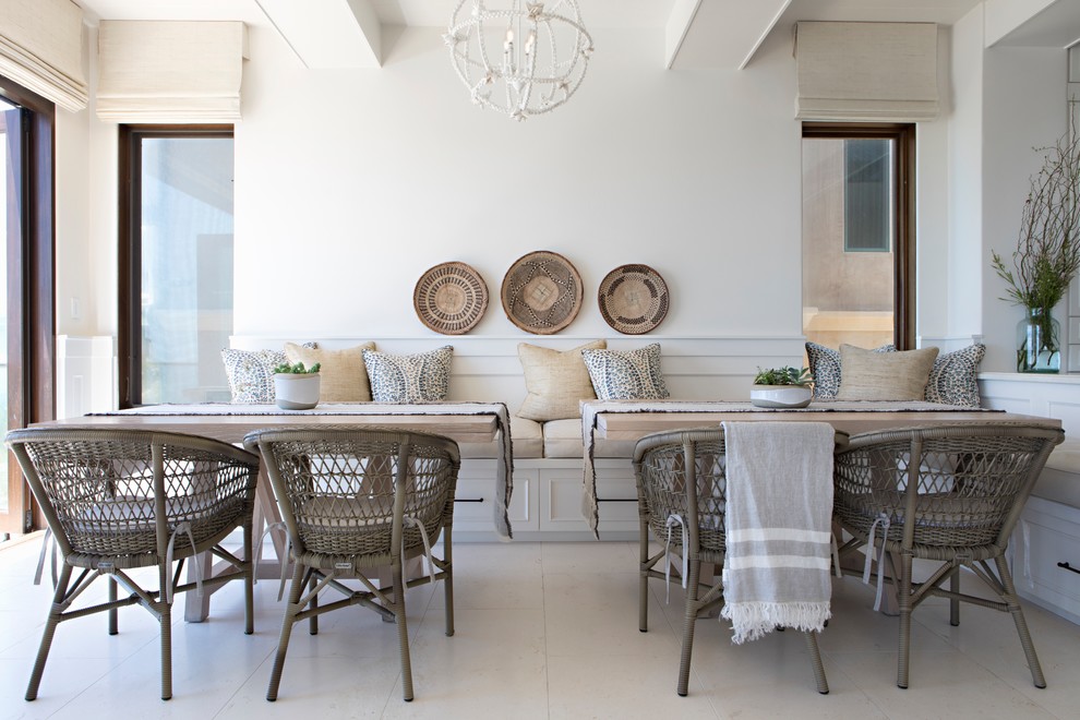 Idee per una sala da pranzo costiera con pareti bianche e pavimento beige