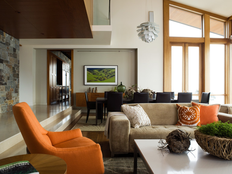 Esempio di un'ampia sala da pranzo aperta verso il soggiorno moderna con pareti bianche, pavimento in legno massello medio, camino ad angolo e pavimento marrone