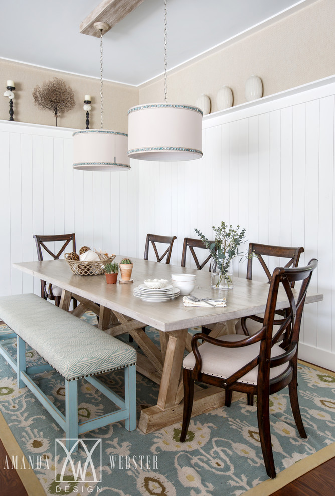 Esempio di una sala da pranzo stile marino con pareti beige, pavimento in legno massello medio e nessun camino