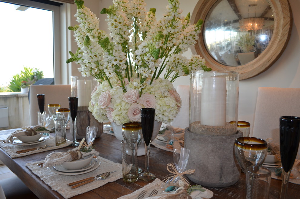 Foto di una sala da pranzo aperta verso il soggiorno stile marinaro di medie dimensioni con pareti bianche