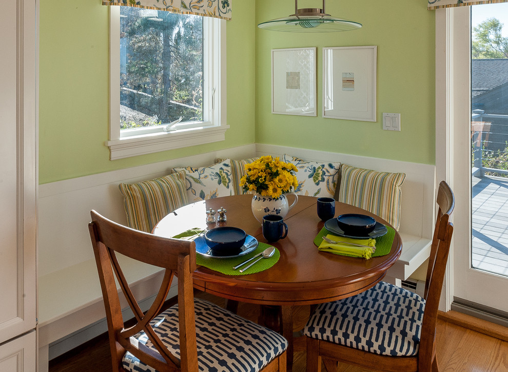 Ejemplo de comedor de cocina marinero pequeño con paredes verdes y suelo de madera clara