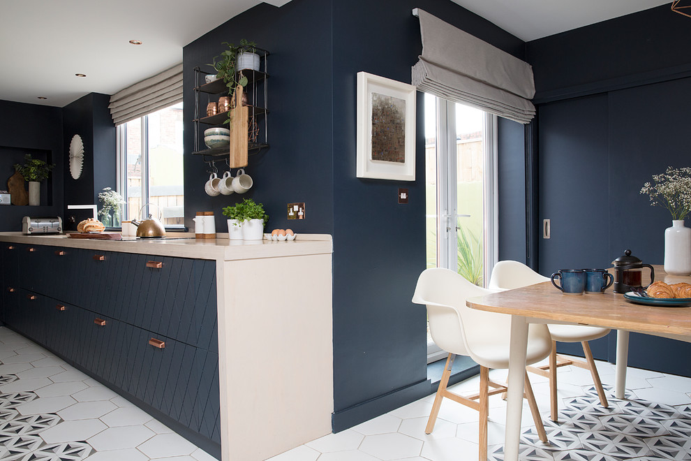 Ejemplo de comedor de cocina contemporáneo de tamaño medio con paredes azules, suelo de baldosas de cerámica y suelo multicolor