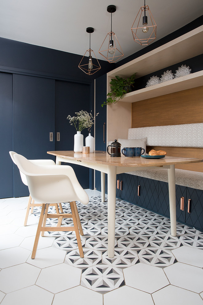 Kleines Stilmix Esszimmer ohne Kamin mit buntem Boden, blauer Wandfarbe und Keramikboden in Sonstige