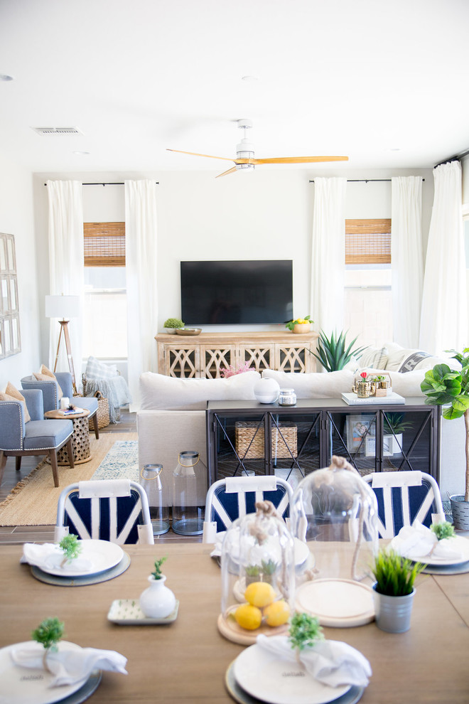Idee per una sala da pranzo aperta verso il soggiorno tradizionale di medie dimensioni con pareti grigie, pavimento con piastrelle in ceramica e pavimento marrone