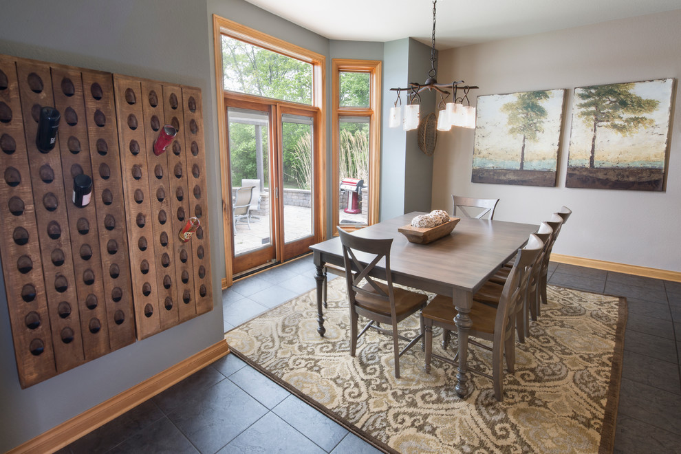 Свежая идея для дизайна: кухня-столовая среднего размера в классическом стиле с зелеными стенами, полом из керамической плитки и синим полом без камина - отличное фото интерьера